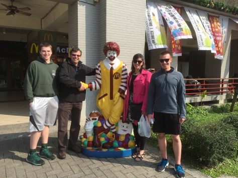 The Hoons make the acquaintance of an American Marketing Icon who they happened to run into at the Taipei Zoo.